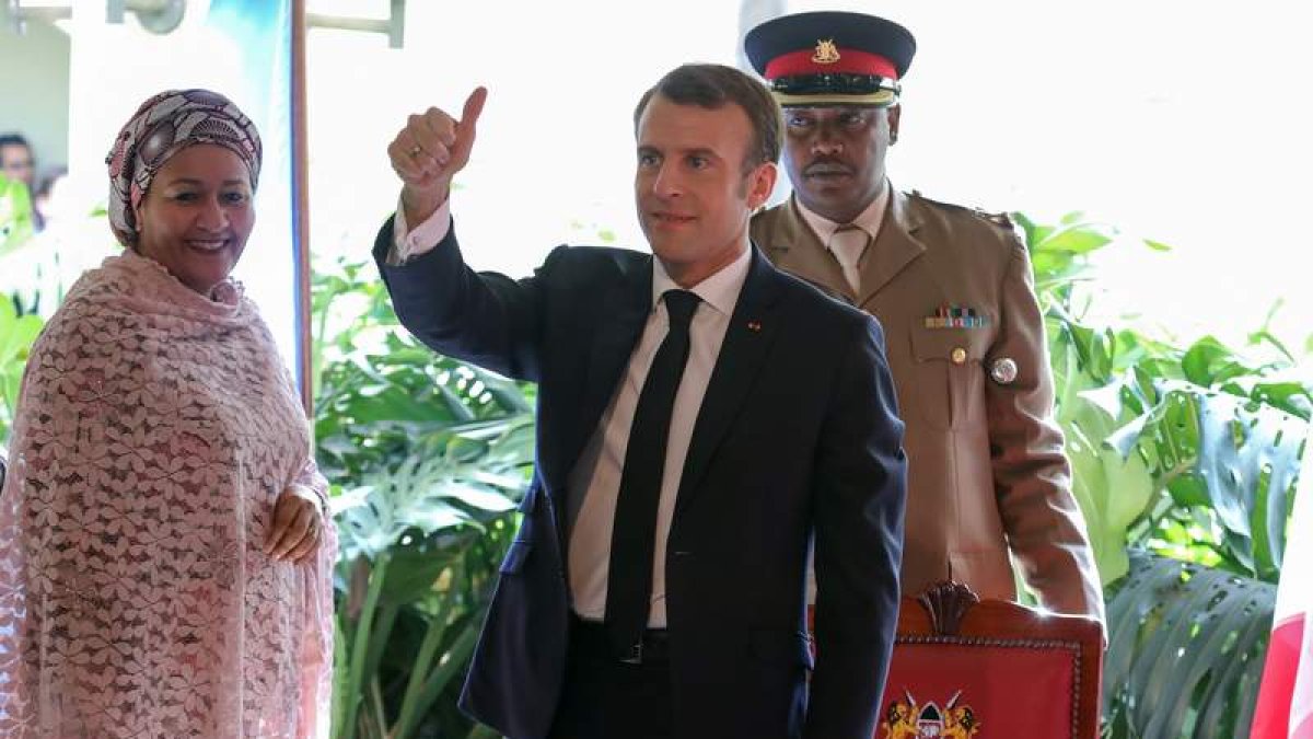 El presidente de Francia, Emmanuel Macron, saluda a su llegada a Nairobi. DANIEL URUNGU