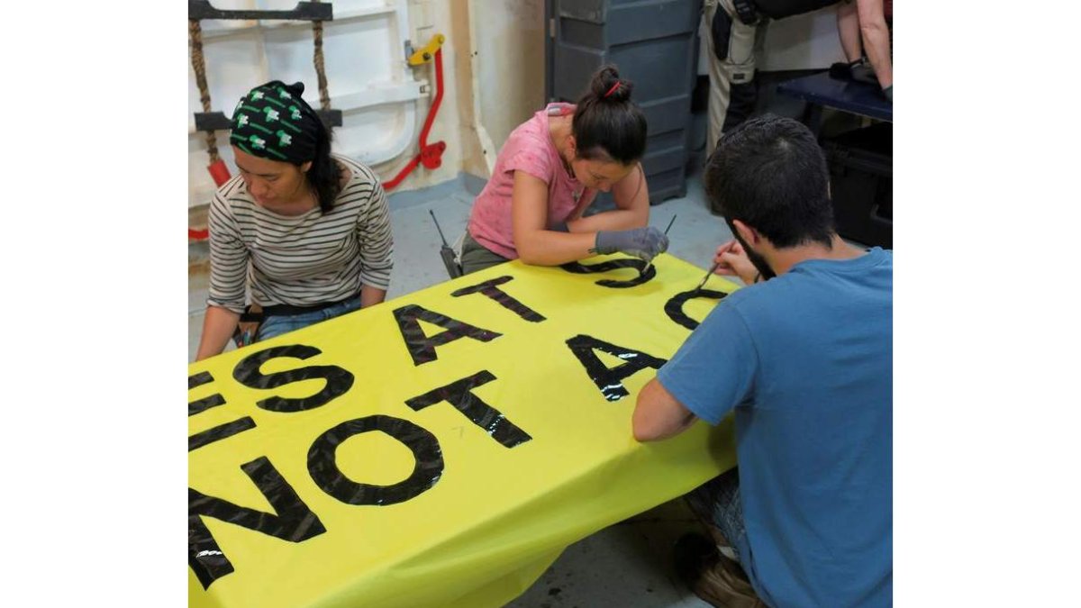 Los activistas pintas pancartas para las protestas