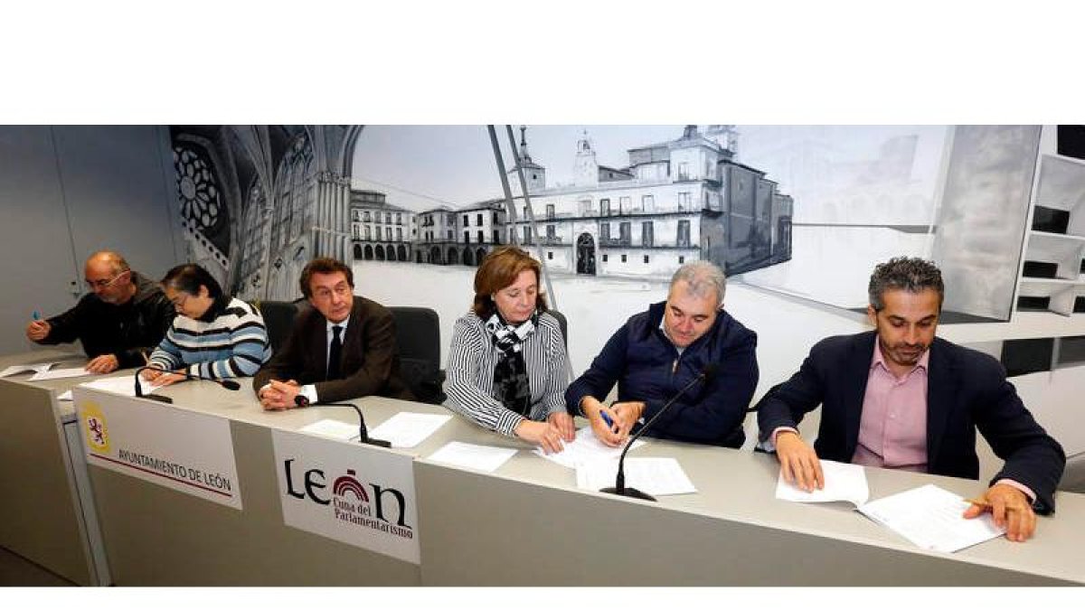 Firma del convenio ayer en el Ayuntamiento de León. MARCIANO