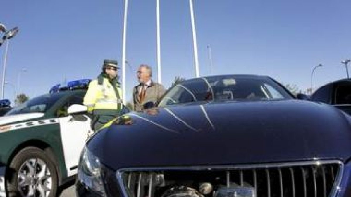 Navarro habla con un guardia civil, junto a un vehículo camuflado con radar.