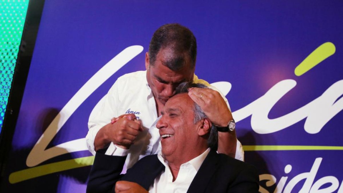 El presidente de Ecuador, Rafael Correa, besa a su candidato, Lenin Moreno, en Quito.