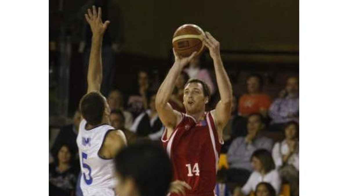 Schraeder será uno de los pilares de Baloncesto León frente al Girona en el juego exterior.