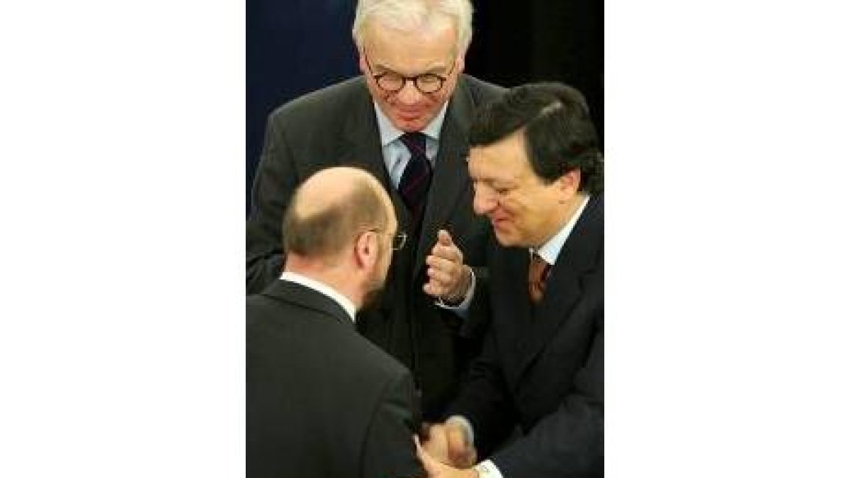 Barroso recibe la felicitación del presidente del Grupo Popular