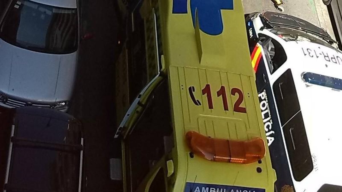 Una ambulancia atiende a un herido en un accidente de tráfico en León.