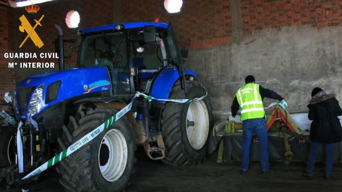 Entre el material agrícola recuperado por la Guardia Civil se encontraba un tractor