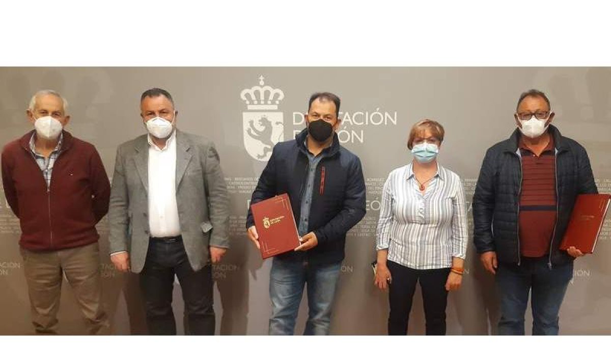 Los pedáneos de Bustillo y La Milla del Páramo firmaron ayer los acuerdos con los dirigentes de la Diputación, Llorente, Morán y Vidal. DL
