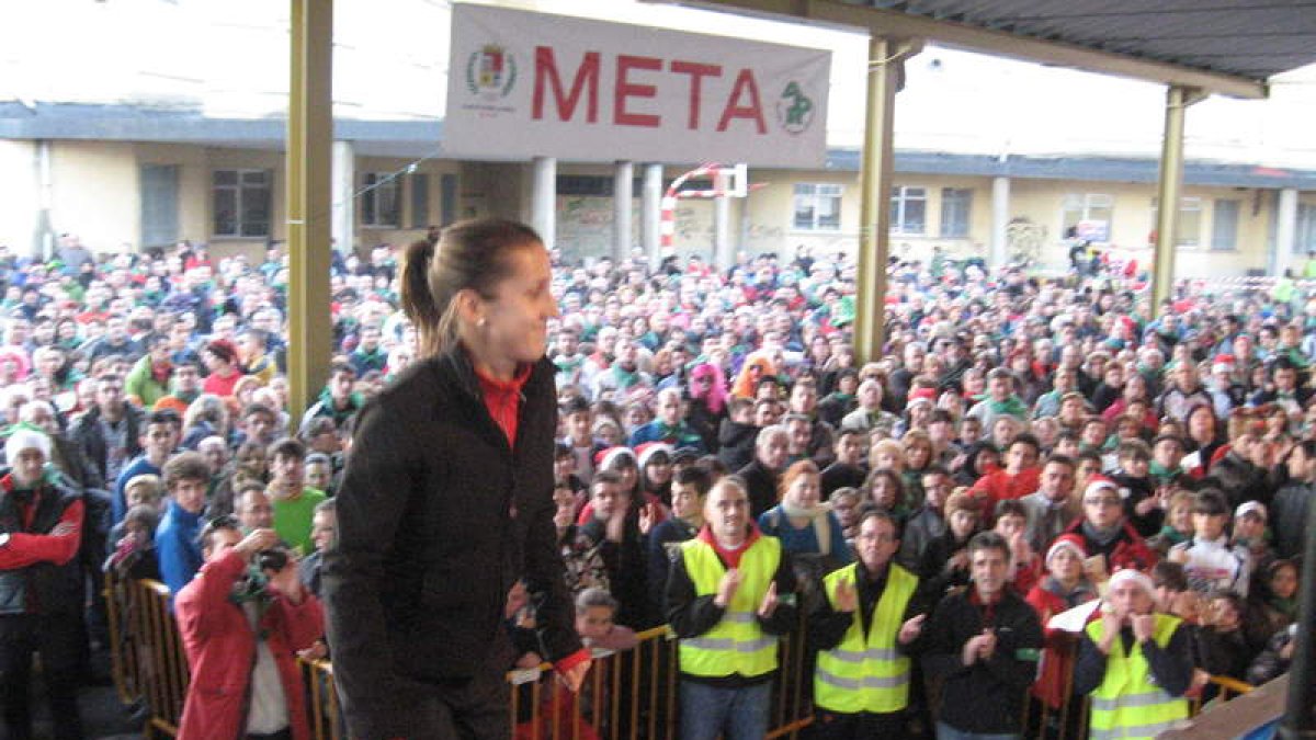 Yolanda sube al podio a recoger su trofeo de campeona.