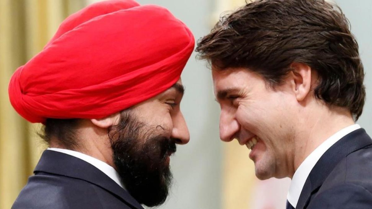 Imagen de archivo del primer ministro canadiense, Justin Trudeau, y el ministro de Innovación, Ciencia y Desarrollo Económico, Navdeep Bains.
