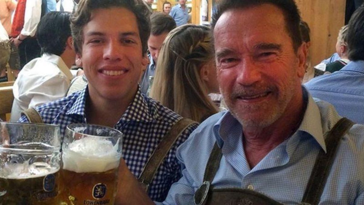 Schwarzenegger y su hijo Joseph Baena, en la fiesta de la cerveza de Múnich.
