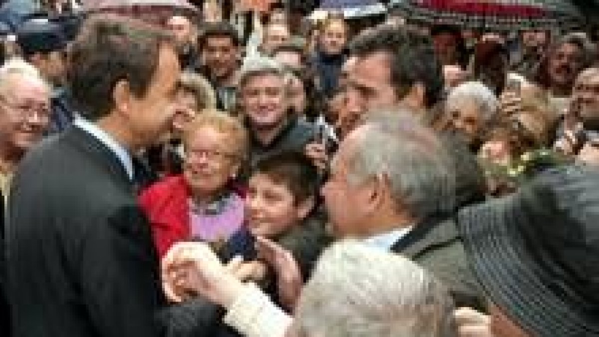 Zapatero saluda a los lucenses que se congregaron para ver de cerca al presidente