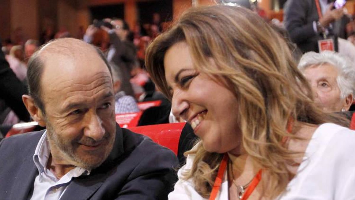 Pérez Rubalcaba y Susana Díaz conversan en un momento de la cita socialista.