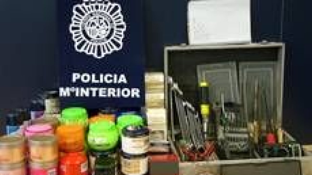 Las herramientas utilizadas en los robos y parte del botín que se incautó a los detenidos