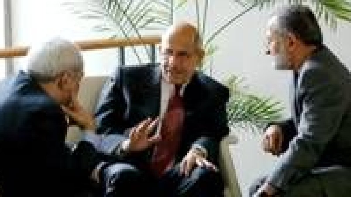 El Baradei, en el centro, conversando con el embajador iraní en el ONU y el ministro de exteriores