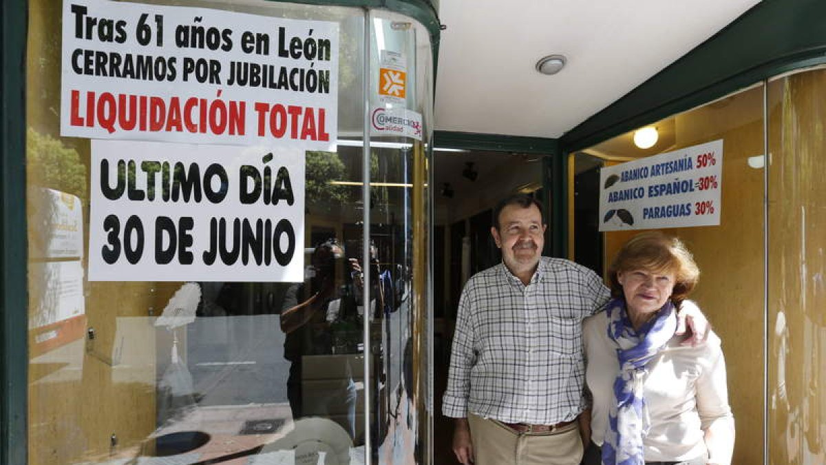 Ernesto y su mujer cerraron ayer por última vez las puertas de su paragüería en Gran Vía de San Marcos.