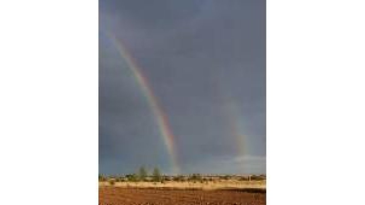 Vista del arco iris sobre los campos de Antimio de Arriba