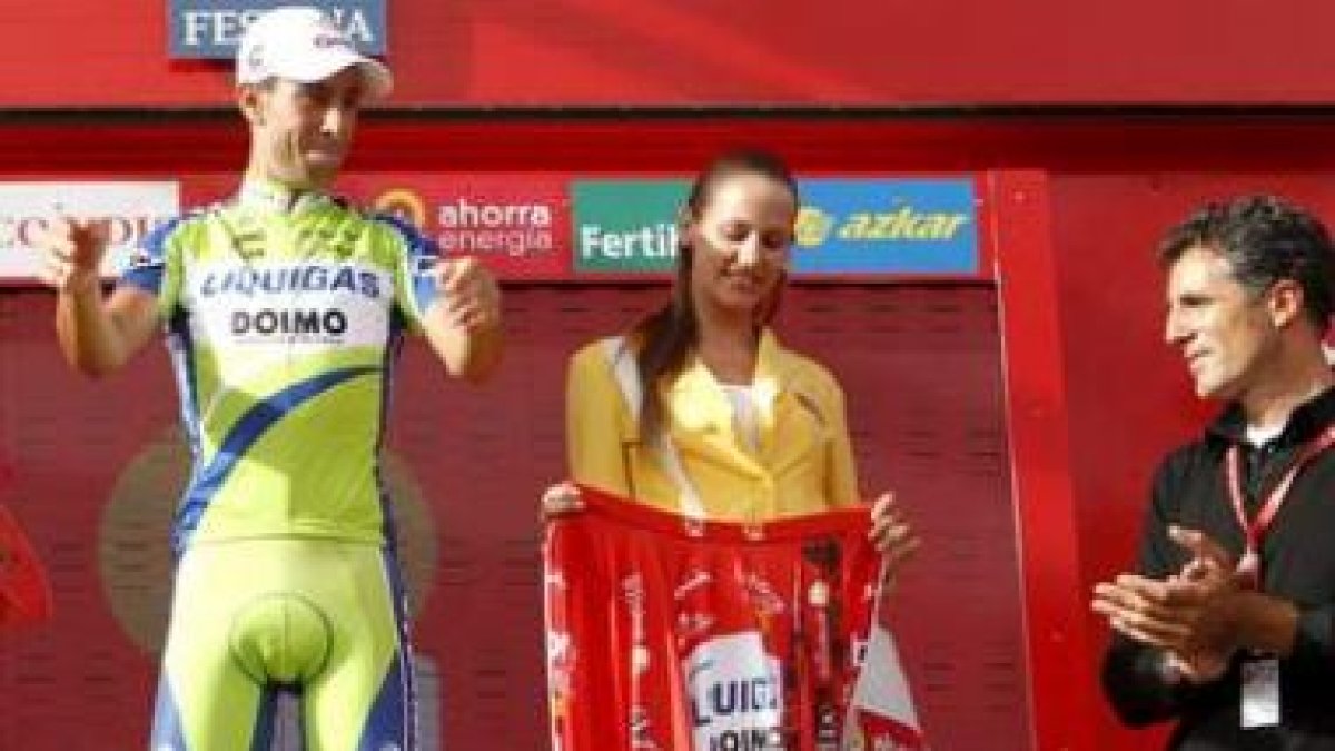 El ciclista italiano del Liquigas Vincenzo Nibali (i), enfundándose el maillot de líder.