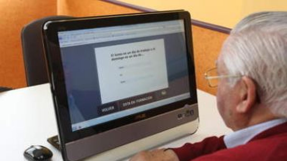 Un usuario entrena su memoria con uno de los programas de la Asociación Alzhéimer.