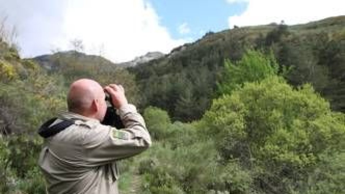 Un agente de la FOP observa la Sierra Orpiñas