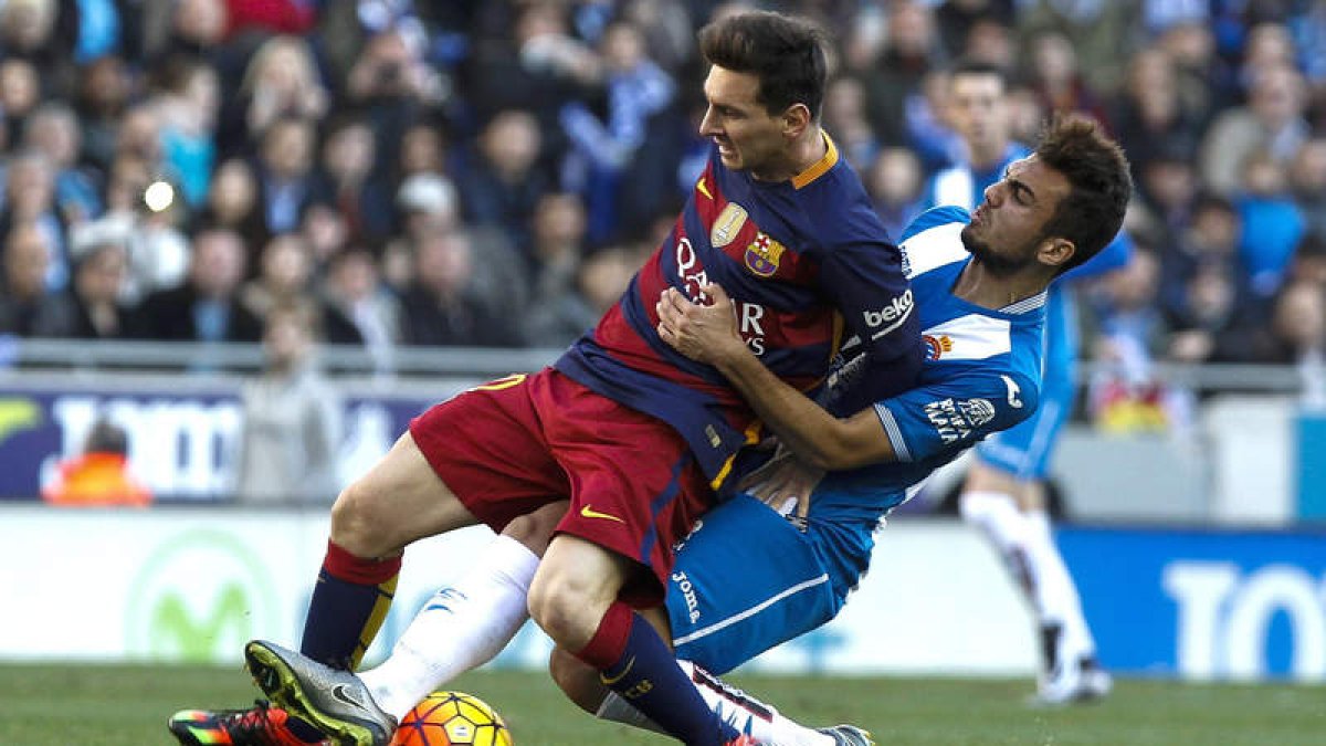 El centrocampista del Espanyol Joan Jordán pelea por el balón con el delantero argentino Lionel Messi.