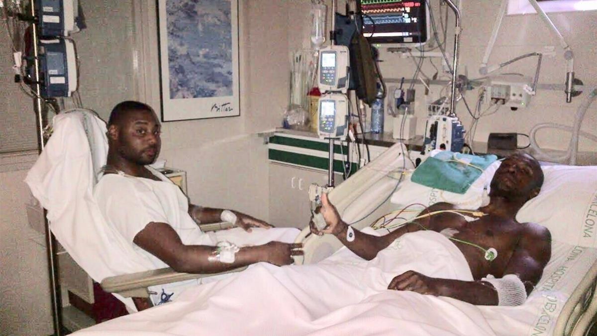 Eric Abidal recuperandose en el hospital tras la operación /