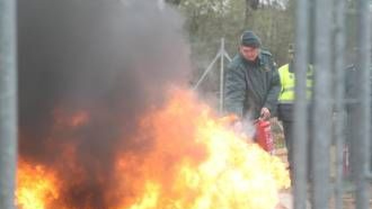 Un agente sofoca un supuesto incendio, en un momento de las prácticas realizadas ayer en La Virgen