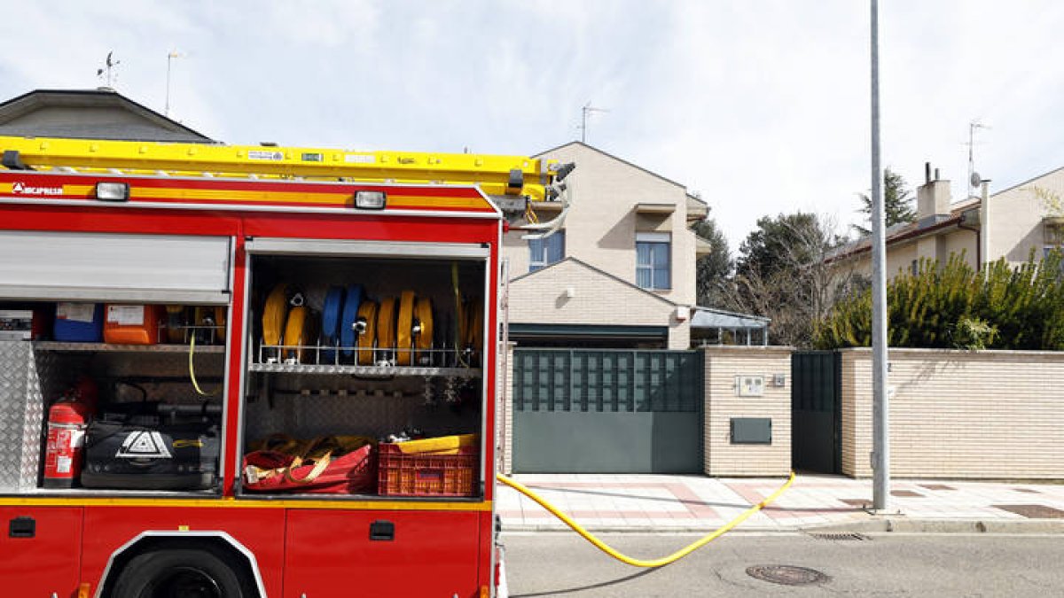 Un vehículo de los Bomberos de León. MARCIANO PÉREZ