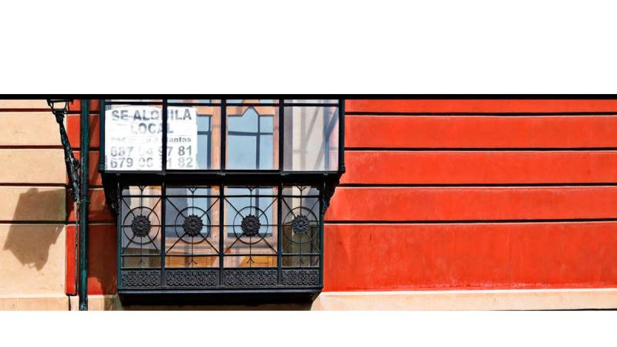 Un cartel de ‘Se alquila’, en una vivienda en un barrio céntrico de León. RAMIRO