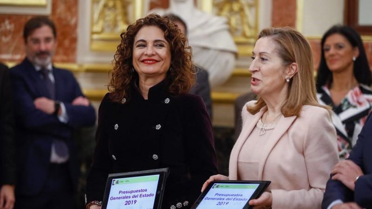 La ministra de Hacienda, María Jesús Montero (i), hace entrega a la presidenta del Congreso de los Diputados, Ana Pastor (d), el Proyecto de Presupuestos Generales del Estado para 2019 aprobado el pasado viernes en Consejo de Ministros.