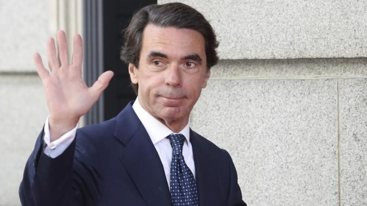 El expresidente del Gobierno José María Aznar, el miércoles, a su llegada al Congreso para acudir a la conmemoración del 40º aniversario de las primeras elecciones de la democracia.