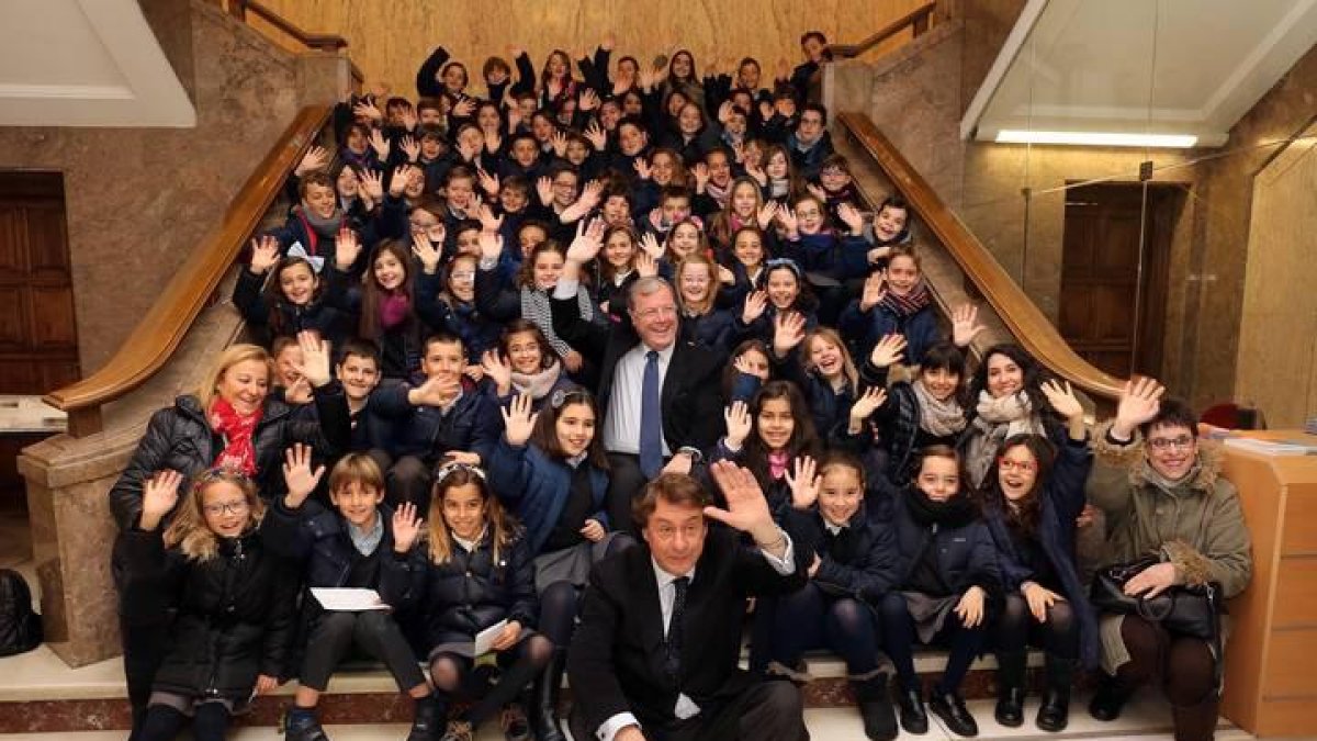 El alcalde con los pequeños alumnos que participaron en el pleno infantil
