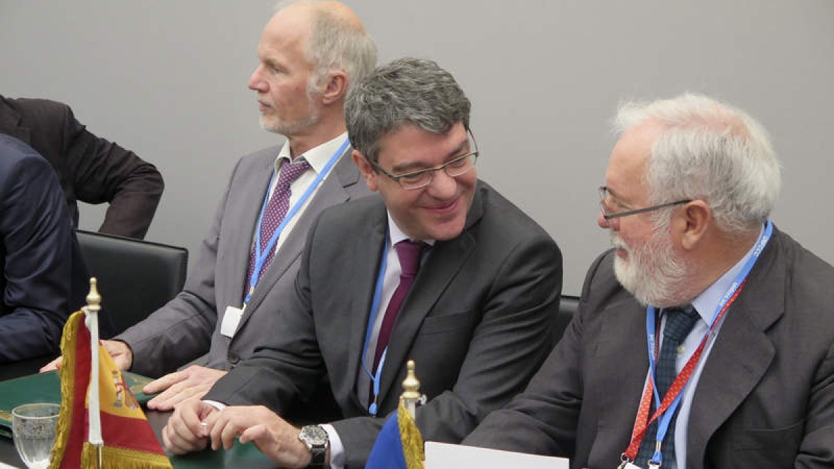 Álvaro Nadal junto a Miguel Arias Cañete, ayer, en la cumbre climática de Marrakech. JAVIER OTAZU