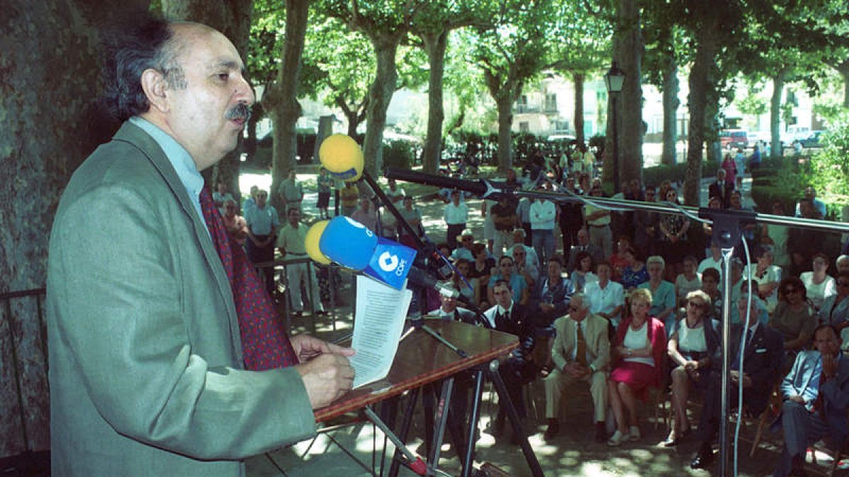 El poeta Antonio Colinas, durante la XXXV edición de la Fiesta de la Poesía en 2000.