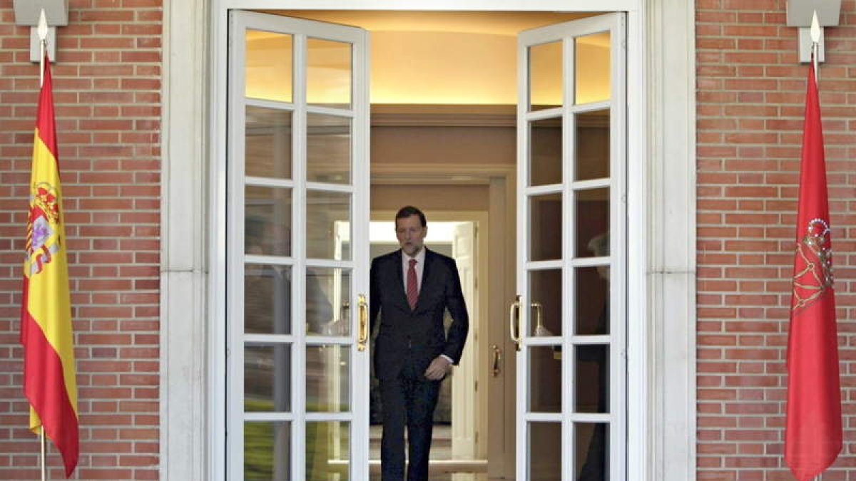 El jefe del Gobierno, Mariano Rajoy, espera a la presidenta de Navarra, Yolanda Barcina.