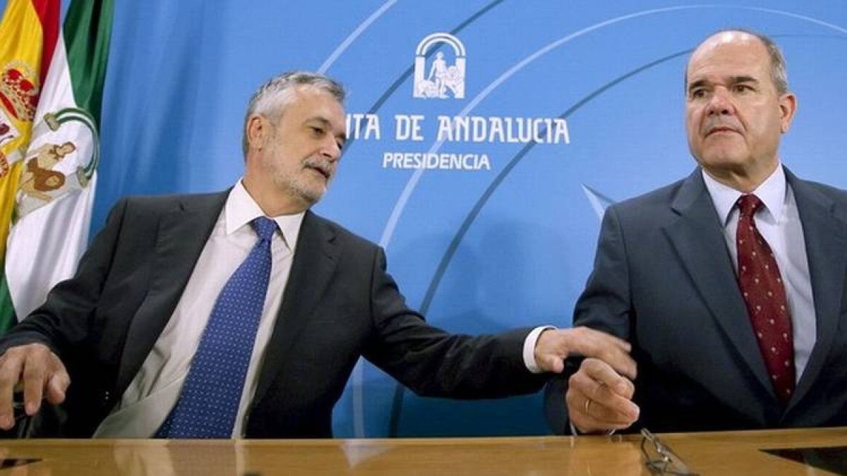 Los expresidentes de la Junta de Andalucía, José Antonio Griñán (izquierda) y Manuel Chaves, en una imagen de archivo.