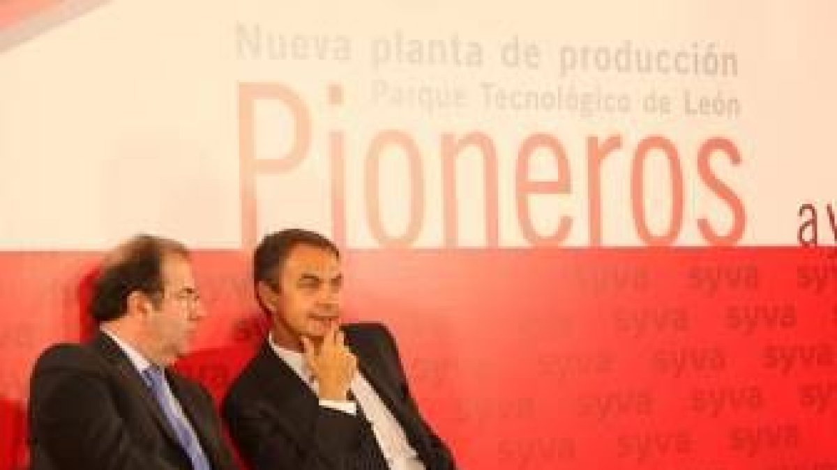 Herrera y Rodríguez Zapatero comentan las intervenciones durante la inauguración