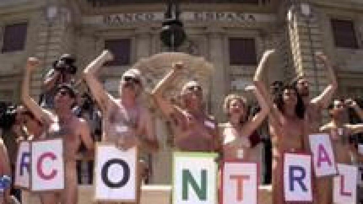 Un grupo de manifestantes convocados por el Foro Social protestan desnudos ante el Banco de España