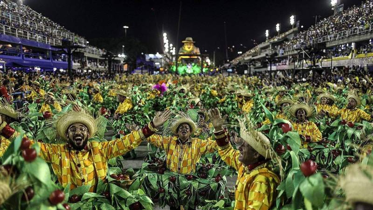 La escuela de samba Unidos da Tijuca rinde homenaje al mundo rural durante la celebración del Carnaval de Río.
