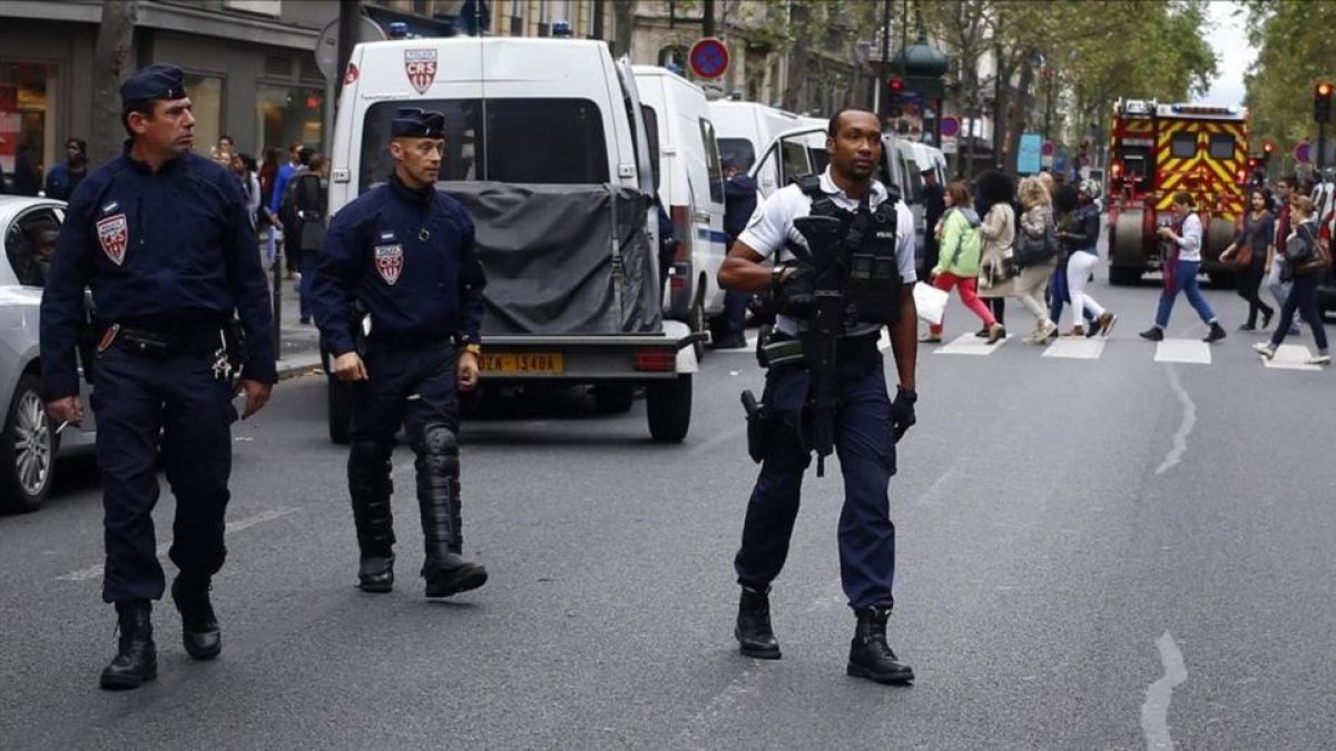Despliegue policial por la falsa alerta terrorista en París.