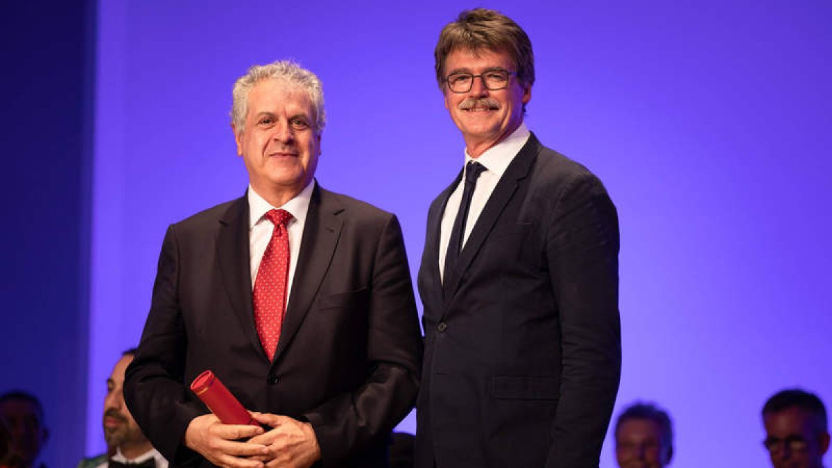 El presidente del jurado, Koen van Balen, entrega el premio a Rivera.