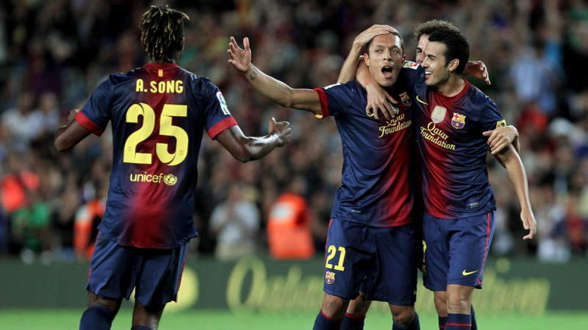 Adriano celebra su gol, único de su equipo, con el delantero Pedro Rodríguez y el centrocampista camerunés Alex Song.