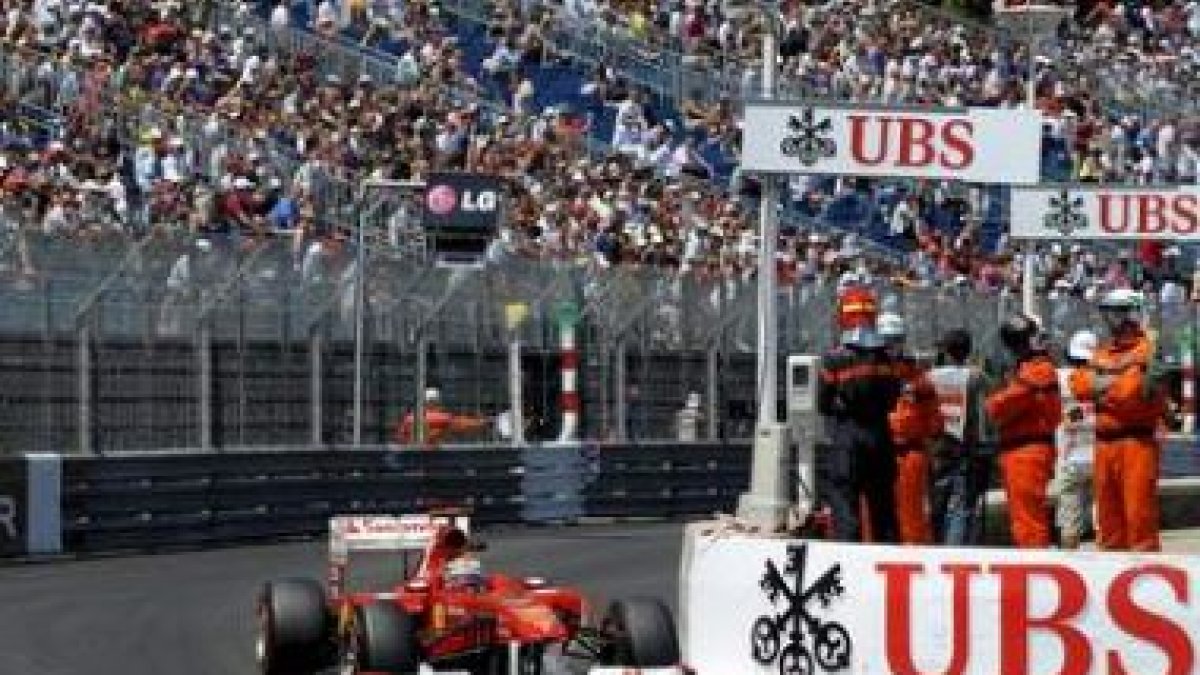 Fernando Alonso conduce su monoplaza durante la sesión de clasificación en Mónaco.