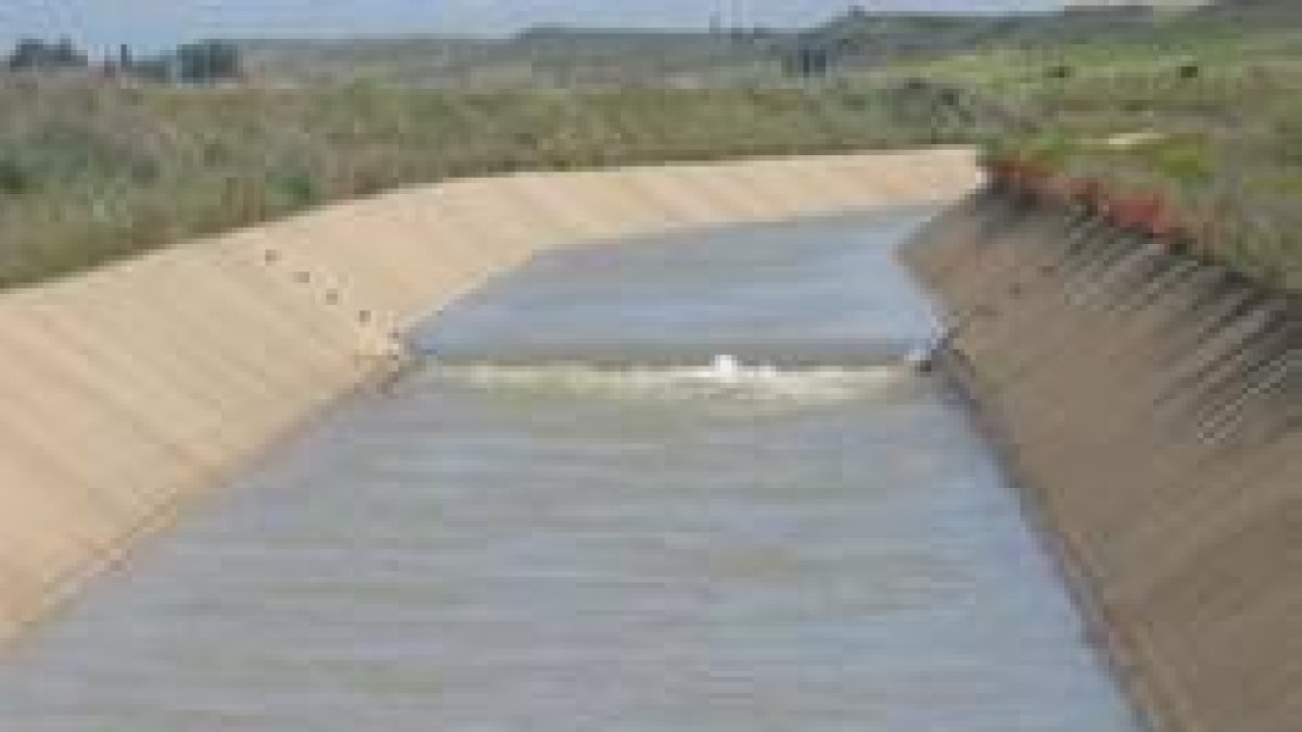 Conducto por el que la CHD abrió hace más de ocho años la salida de agua de León a Castilla