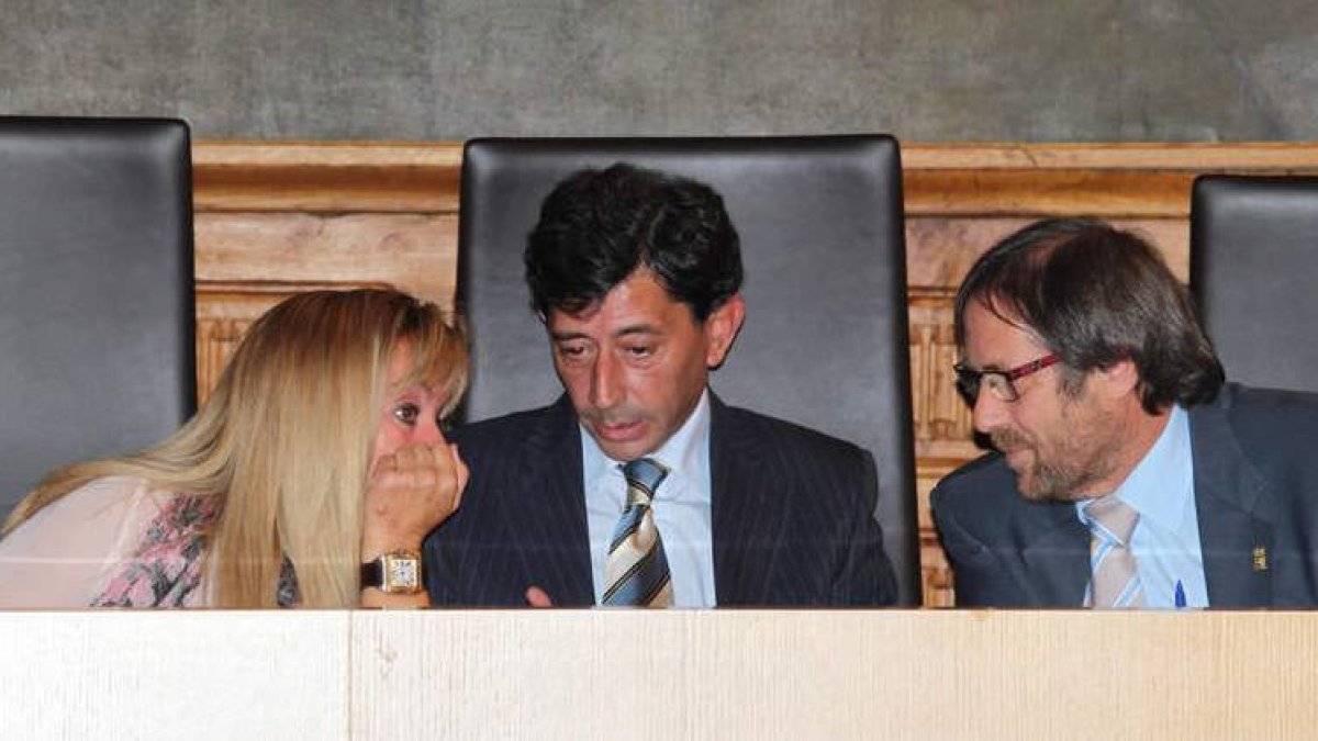 Carrasco consulta con Jaime González, y su vicepresidente segundo, Lupicinio Rodrigo.