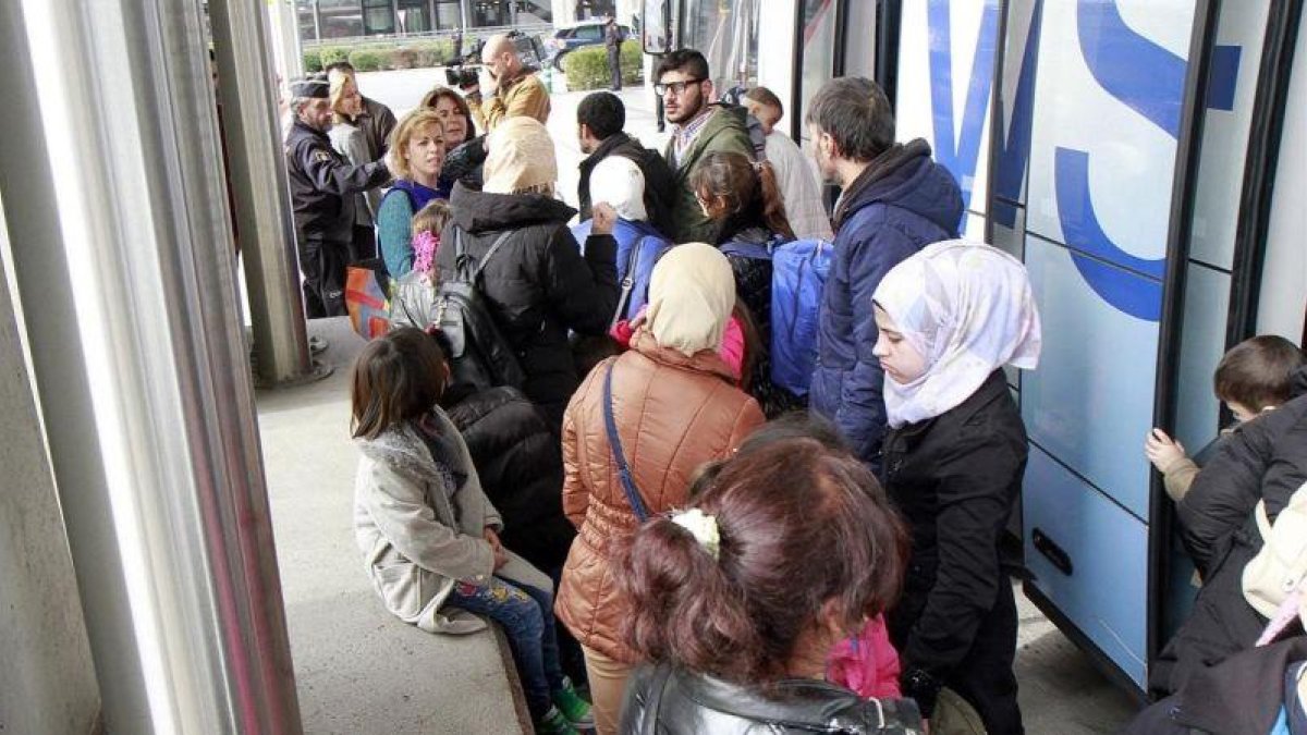 Un grupo de refugiados sirios llegan a España procedentes de Grecia, el año pasado.