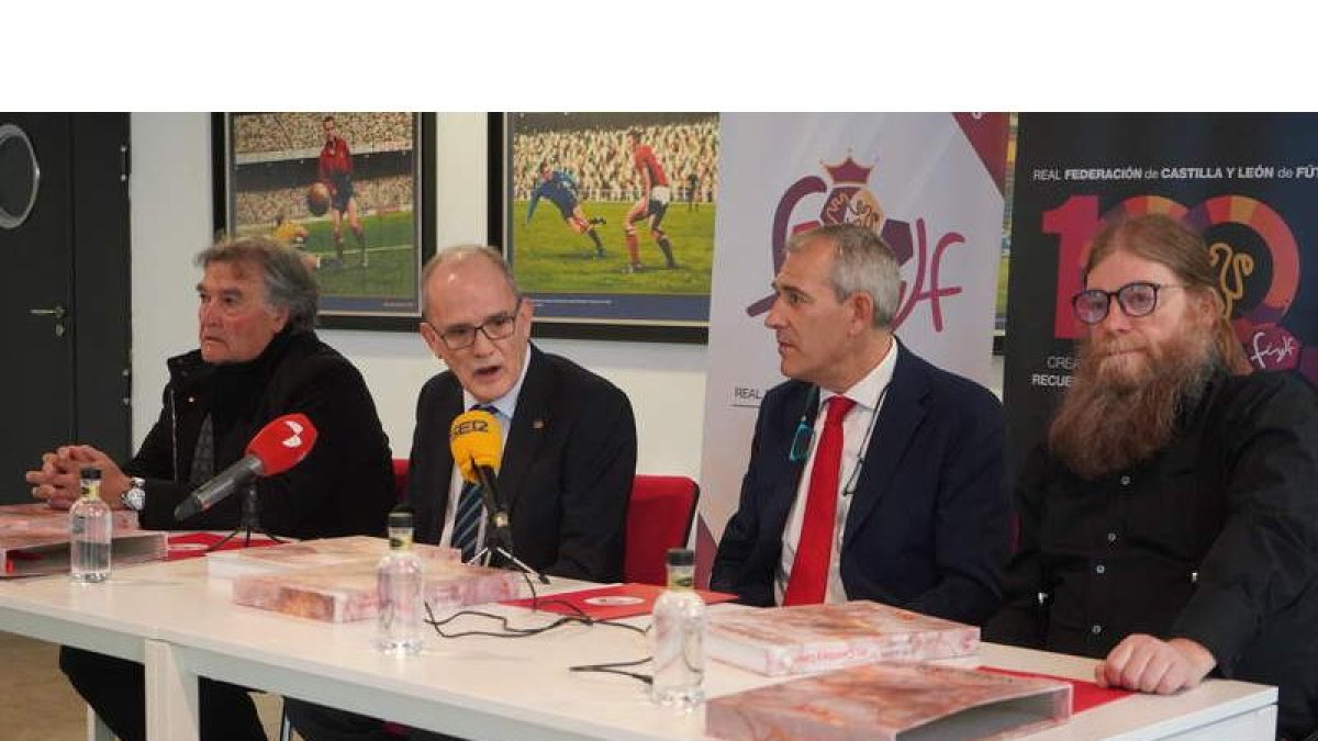 César Lera, Marcelino Maté, Vicente Canuria y Roberto Fernández en la presentación de la exposición. J. NOTARIO