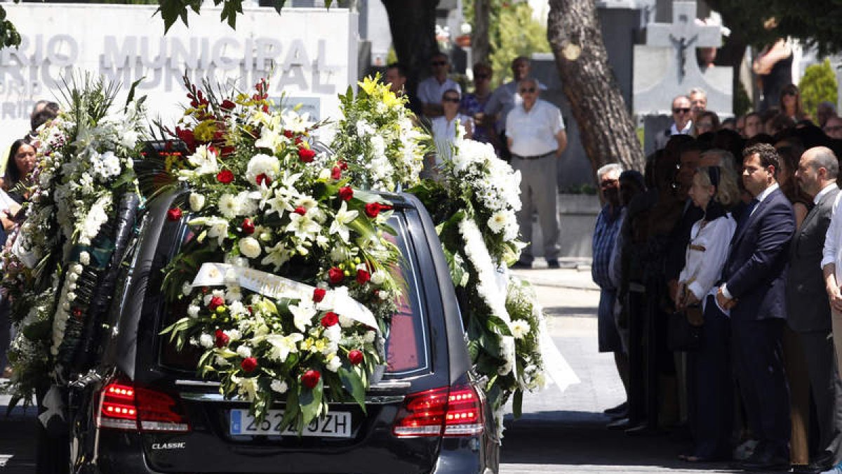 Cientos de personas despidieron a Ignacio Echeverría. JAVIER LÓPEZ