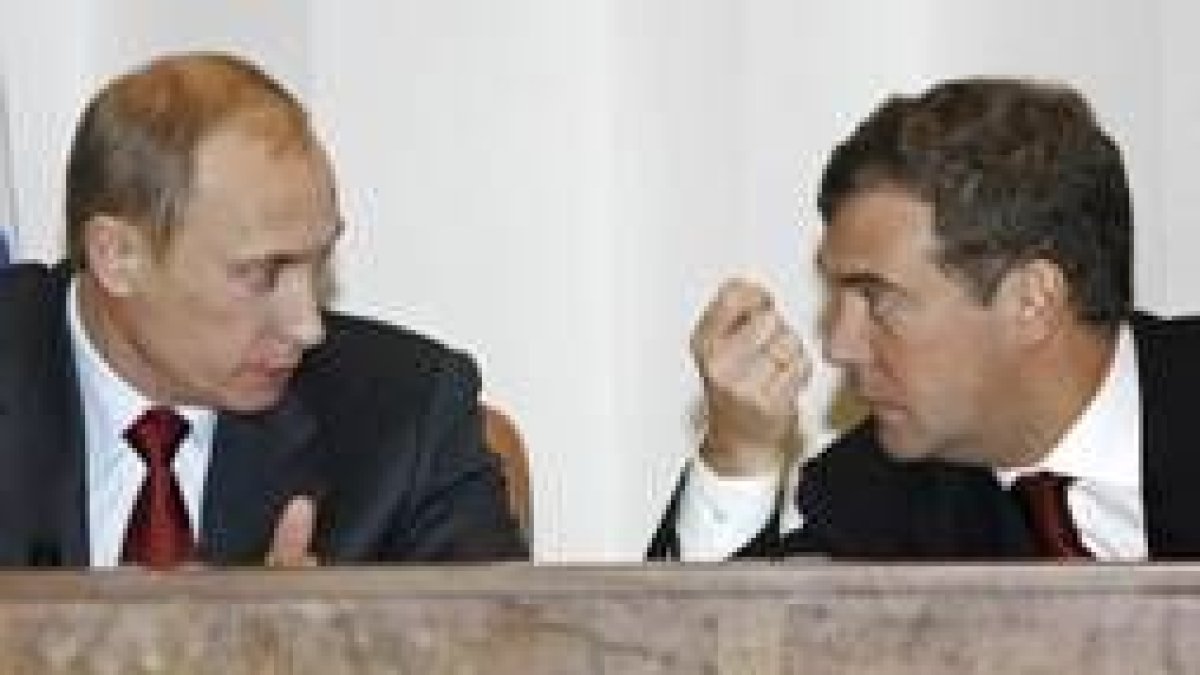Putin (izda) conversa con su principal valedor político y ahora sucesor al frente del Kremlin