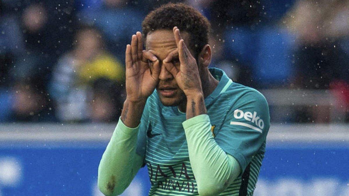 Neymar celebra su gol, el segundo del Barcelona, ayer frente al Alavés en Mendizorroza. JAVIER ZORRILLA