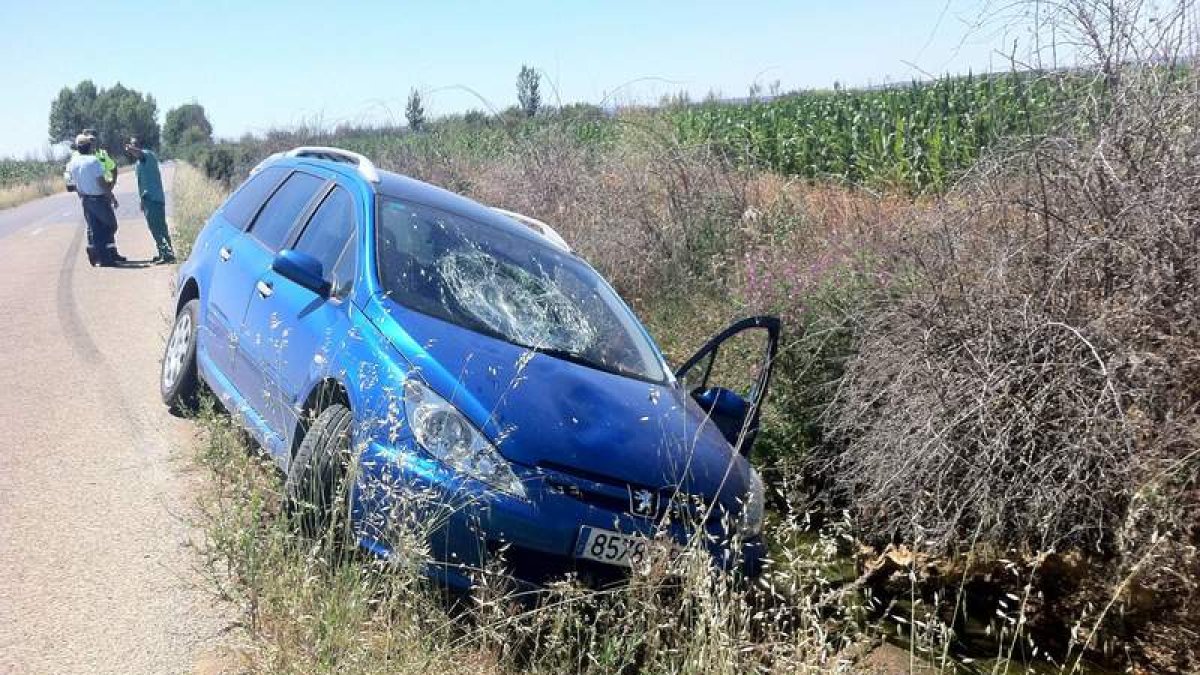 El turismo implicado sufrió daños de chapa y en la luna delantera y se salió de la vía.