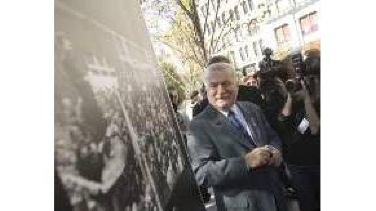 Lech Walesa en una foto de archivo en el año 2005 en un homenaje en Cracovia